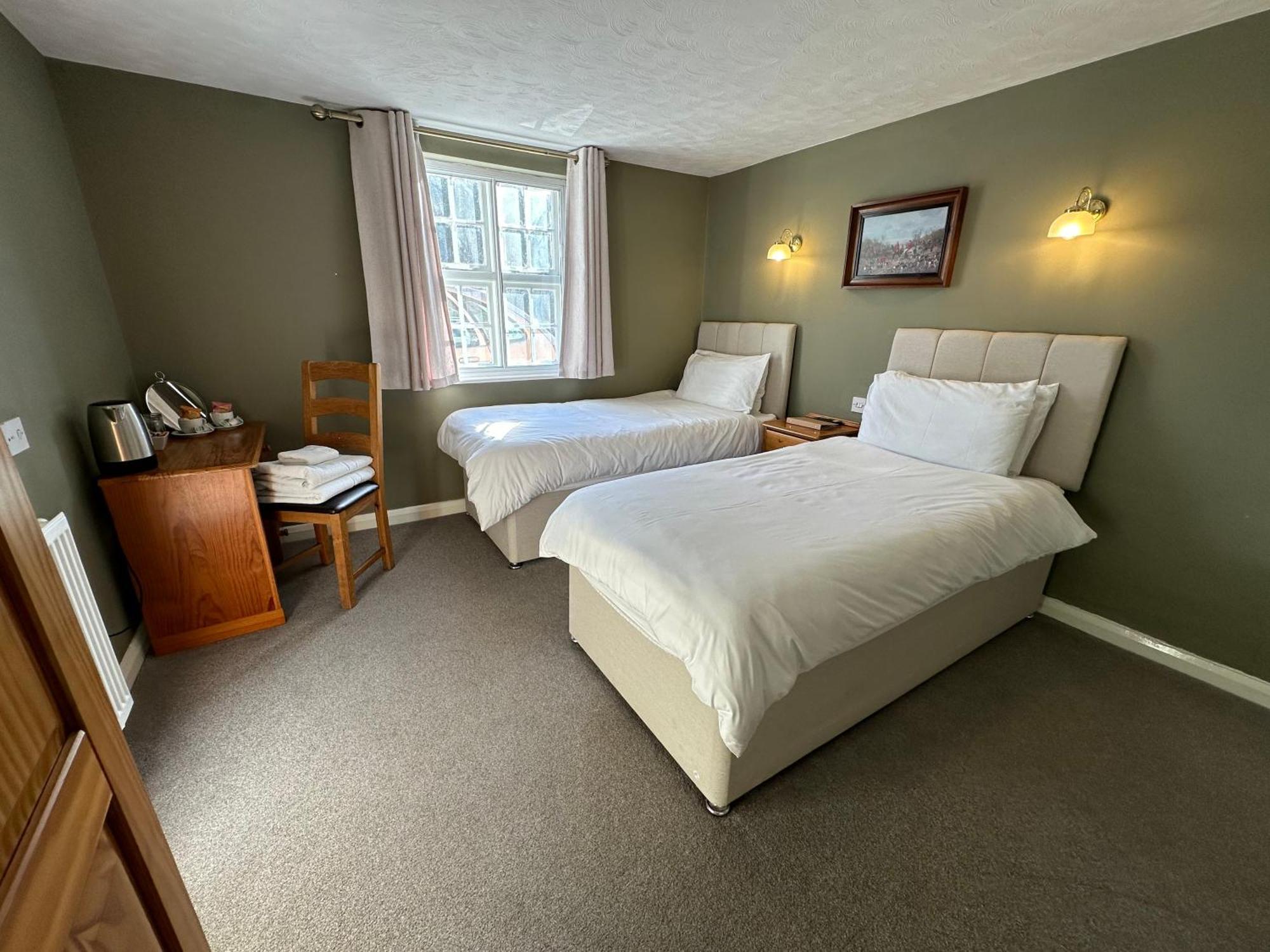 The Unicorn Inn Newton Solney Habitación foto