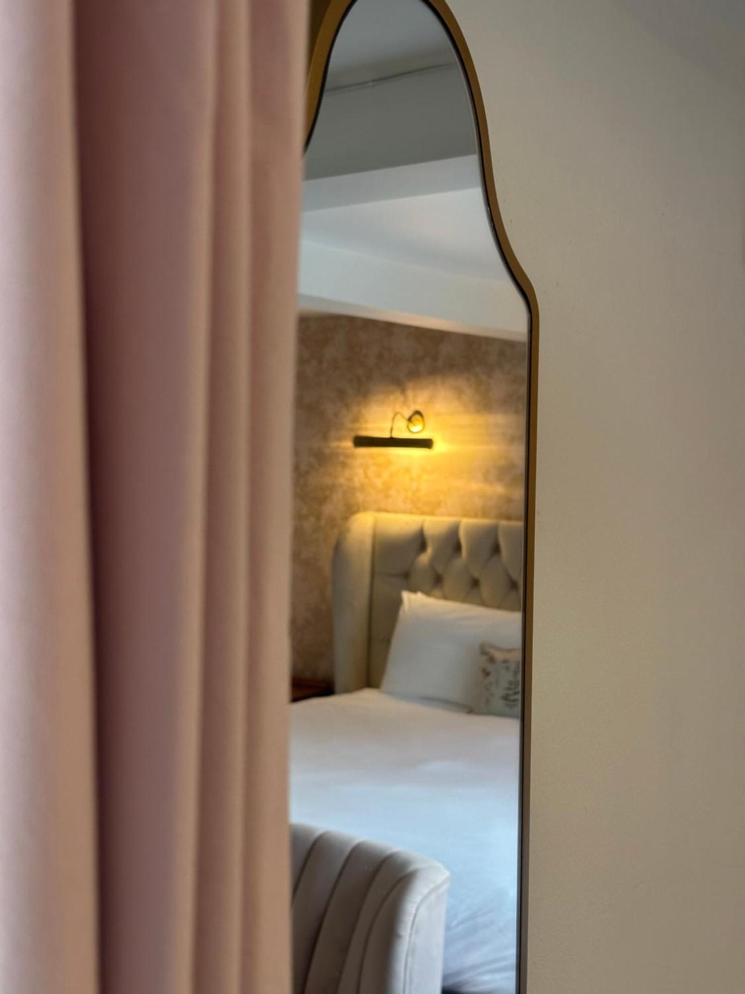 The Unicorn Inn Newton Solney Habitación foto